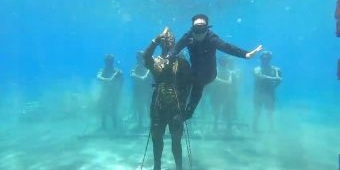 ​Launching Majapahit's Warrior Underwater, Pj Gubernur Jatim Sampai Nyelam untuk Letakkan Patung