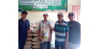 Wujudkan Ketahanan Pangan, Kades Boboh Gresik Bagi Benih Padi ke Ratusan Petani