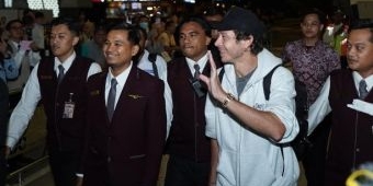 Tiba di Bandara Soekarno Hatta, Valentino Rossi Disambut Hangat Para Fans Indonesia