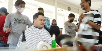 Pengalaman Barberman Kediri Ketika Memotong Rambut Bupati, Afif: Tidak Menyangka