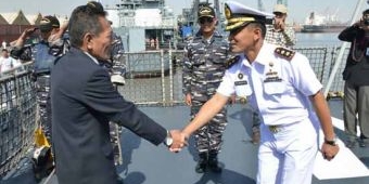 Tiba di Dermaga Karachi, KRI Sultan Iskandar Muda - 367 Disambut Angkatan Laut Pakistan