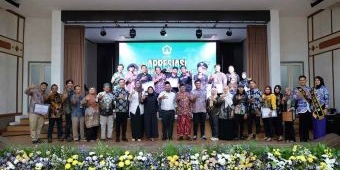 Bupati Gresik Beri Piagam Apresiasi ke 26 Pelaku Ekonomi Kreatif