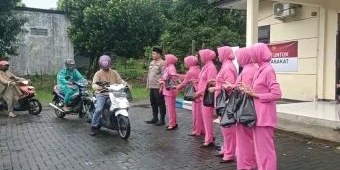 Polsek Sukorejo Bersama Bhayangkari Bagikan 500 Paket Takjil Gratis di Depan Mapolsek