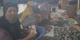 PPKM Darurat, Pedagang dan Pengunjung Pasar Ikan Lamongan Diimbau Tetap Patuhi Prokes