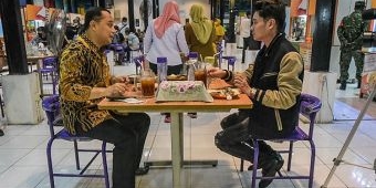 Bersama Melvin Tenggara, Wali Kota Eri Ajak Pengusaha Muda Nikmati Kuliner UMKM Surabaya