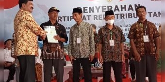Menteri ATR/BPN Serahkan Ratusan Sertifikat Tanah kepada Warga Desa Tambaksari Pasuruan