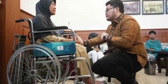 Bupati Kediri Beri Alat Bantu Mobiltas untuk Difabel
