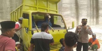 Tak Kuat Nanjak, Dump Truk Bermuatan Batu Bata di Pamekasan Terjun ke Jurang