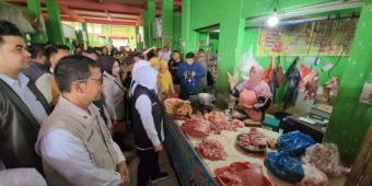 Khofifah Pantau Stok Bahan Pokok di Pasar Bojonegoro, Sejumlah Komoditas Terpantau Naik