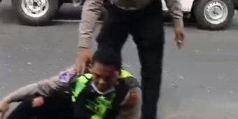Hindari Razia, Mobil Bak Terbuka Tabrak Anggota Satlantas Polres Blitar