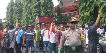 Demo Gedung DPRD Trenggalek, Ratusan Warga Desa Karanggandu Tuntut Pilkades Ulang