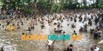 Ribuan Warga Tanjung Ikut Tradisi Gobyak Ikan di Sumber Gundi Kediri