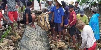 Longsor hingga Jembatan Putus Akibat Banjir Bandang Terjang Sangkapura Gresik