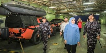 Harga Bapok di Bawean yang Melonjak,Gubernur Jatim Kirimkan Bantuan Logistik dengan KRI Surabaya 591