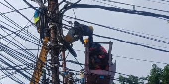 Teknisi PLN Tersengat Listrik Tegangan Tinggi saat Melakukan Perbaikan di Jalan Sumatera Surabaya