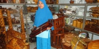 Pengrajin Souvenir Kayu Jati di Bojonegoro Sering Kekurangan Bahan Baku