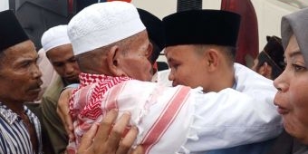 Tiba di Pamekasan, Ratusan Jemaah Haji Disambut Tangis Bahagia Keluarga