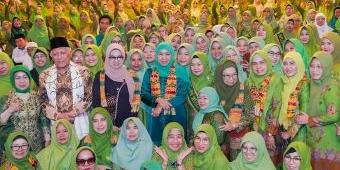 Bedah Buku KHM. Hasyim Asy’ari, Khofifah Gaungkan Qanun Asasi NU Jelang Kongres XVIII Muslimat