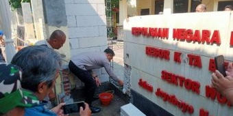 Warga Swadaya Bangun Pagar Polsek Wonokromo