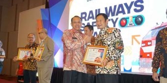 Terima Railways Safety Awards 2022, Bupati Lamongan Berupaya Tingkatkan Keselamatan Pengendara