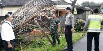 Angin Kencang Terjang Puluhan Rumah Warga di Karangrejo Tulungagung