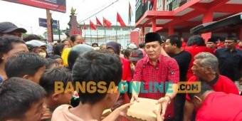 PDI Perjuangan Kabupaten Kediri Berbagi Takjil dan Sembako Kepada Warga Sekitar