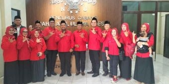 Perkuat Sinergi Parpol-Ormas, PDIP Gresik Silaturahmi ke PCNU Salurkan 1.000 Sarung