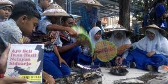 Siswa SMP di Sidoarjo Ajak Warga Beli Ikan Nelayan