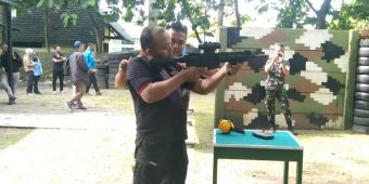 Gelar Media Gathering, Yonif Para Raider Latih Wartawan Kota Madiun Gunakan Peralatan Alutsista