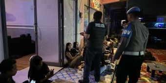 Razia Kamtibmas Gabungan, Polres Pasuruan Temukan Sajam dan Miras di Warkop 9 Gempol