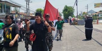 Napak Tilas Jejak Santri, Ratusan Banser di Jombang Kirab Merah Putih 300 Meter