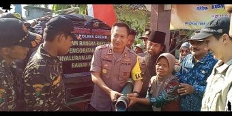 Kapolres Gresik Bantu 7 Tangki Air Bersih di Tumapel Duduksampeyan