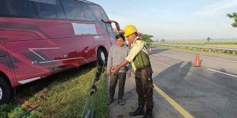 Diduga Sopir Mengantuk, Bus Pariwisata Terperosok di Tol Jomo