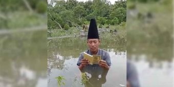 Viral! Warga Gading Watu Gresik Berdoa di Makam Terendam Banjir Kali Lamong