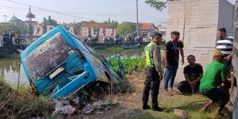 Sopir Diduga Lalai, Mobil Elf Terjun ke Sungai di Lamongan