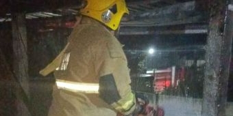 Aksi Damkar Kediri Jelang Idulfitri, Padamkan Api di Kandang Ayam Milik Warga