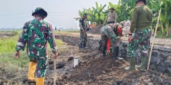 Satgas TMMD 126 Sidoarjo Gotong Royong Bangun Sarana Air Bersih di Desa Kedondong