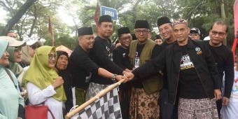 Ribuan Santri Meriahkan Jalan Sehat Sarungan di Kediri