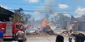 Diduga Karena Bakar Sampah, Tiga Gudang, Mobil dan Empat Kambing di Gresik Ludes