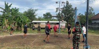 Satgas TMMD ke-126 Sidoarjo Olahraga Voli Bareng Kartar Kedondong