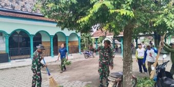 Sambut Ramadhan, Satgas TMMD Kediri Cat Masjid Baitul Huda