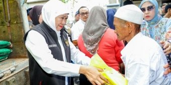 Tinjau Pasar Pangan Murah di Bulak Banteng, Gubernur Jatim Salurkan Bantuan Sembako dan Zakat