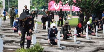 Peringati Hari Pahlawan, Kapolres Mojokerto Kota Bersama Forkopimda Ziarah dan Tabur Bunga di TMP