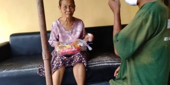 Mbah Jini, Pedagang Peyek Korban Penjambretan Dapat Bantuan dari Sejumlah Warga