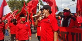 Sampaikan Aspirasi Soal Pembakaran Bendera, Massa PDIP Juga Berikan 'Kejutan' ke Polres Blitar Kota