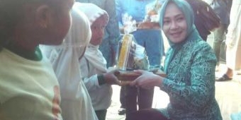 Peringati Hari Kartini, PKK Ponorogo Santuni Pengungsi Dayakan