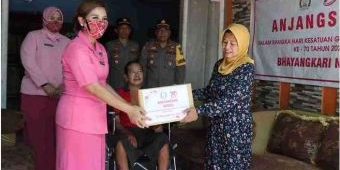 Ketua PYKB Serahkan Kursi Roda dan Sembako pada Purnawirawan Polri
