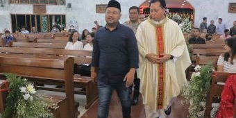 Bupati Gresik Tinjau Perayaan Malam Misa Natal ke Sejumlah Gereja