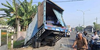 Bus Tabrak Truk Parkir di Jombang, 3 Penumpang Luka dan Kendaraan Nyungsep ke Kali