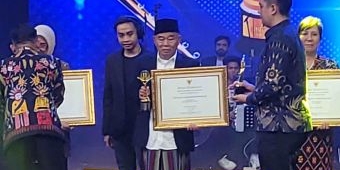 kiai-asep-terkejut-dapat-penghargaan-dari-kpai-sebagai-tokoh-peduli-anak